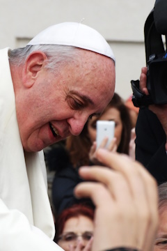 Papst Franziskus bei den Menschen, Foto: reynaldodallin, pixabay
