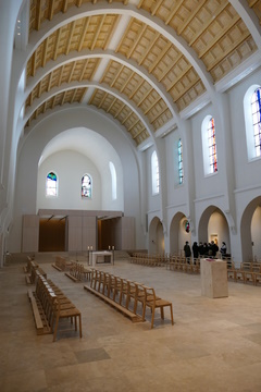St. Fidelis Stuttgart, Blick durch den Innenraum in Richtung Altar