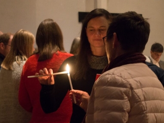 Entzünden der Kerzen beim Vespergottesdienst